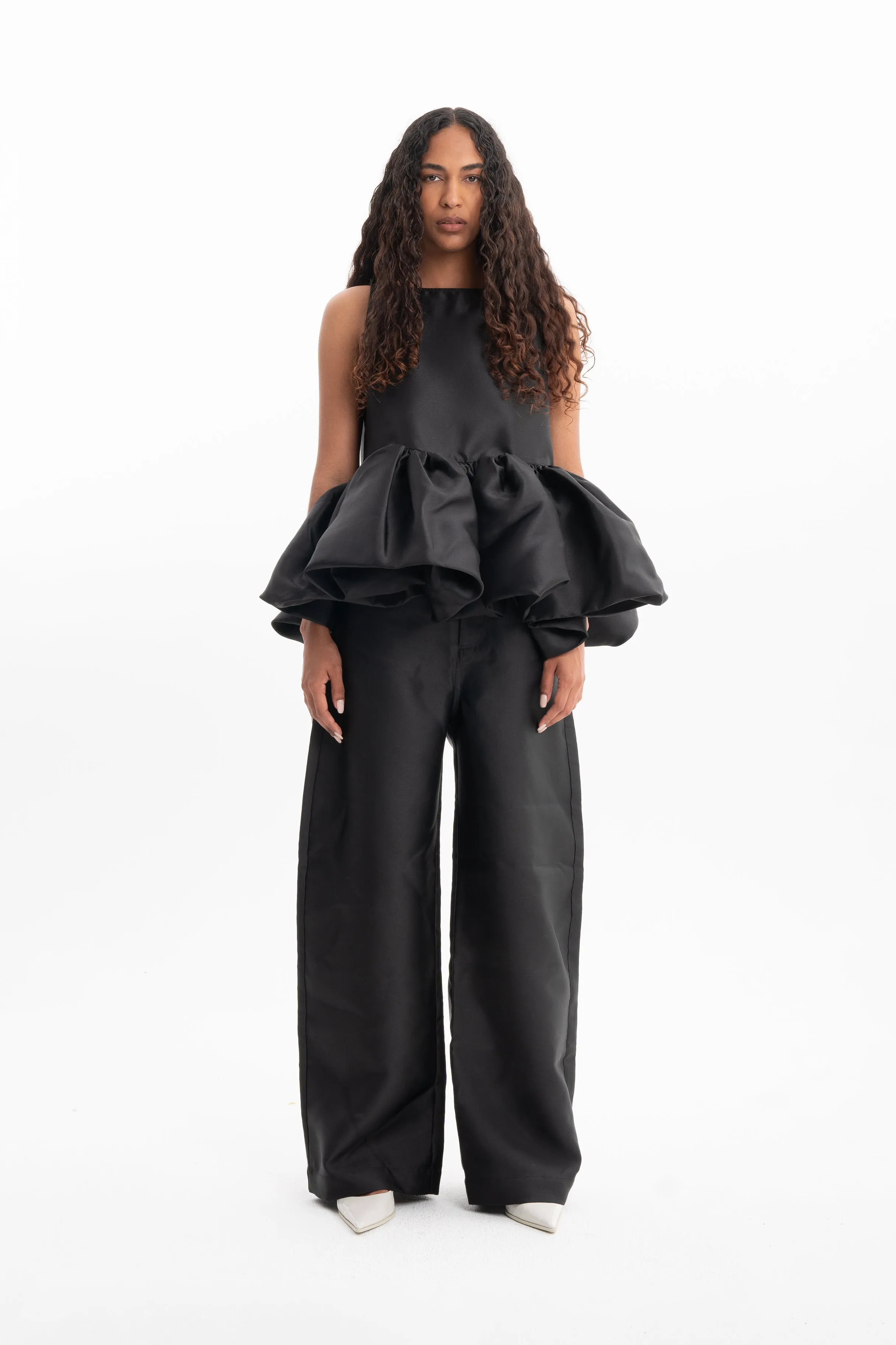 BLACK SLEEVELESS PUFF HEM TOP