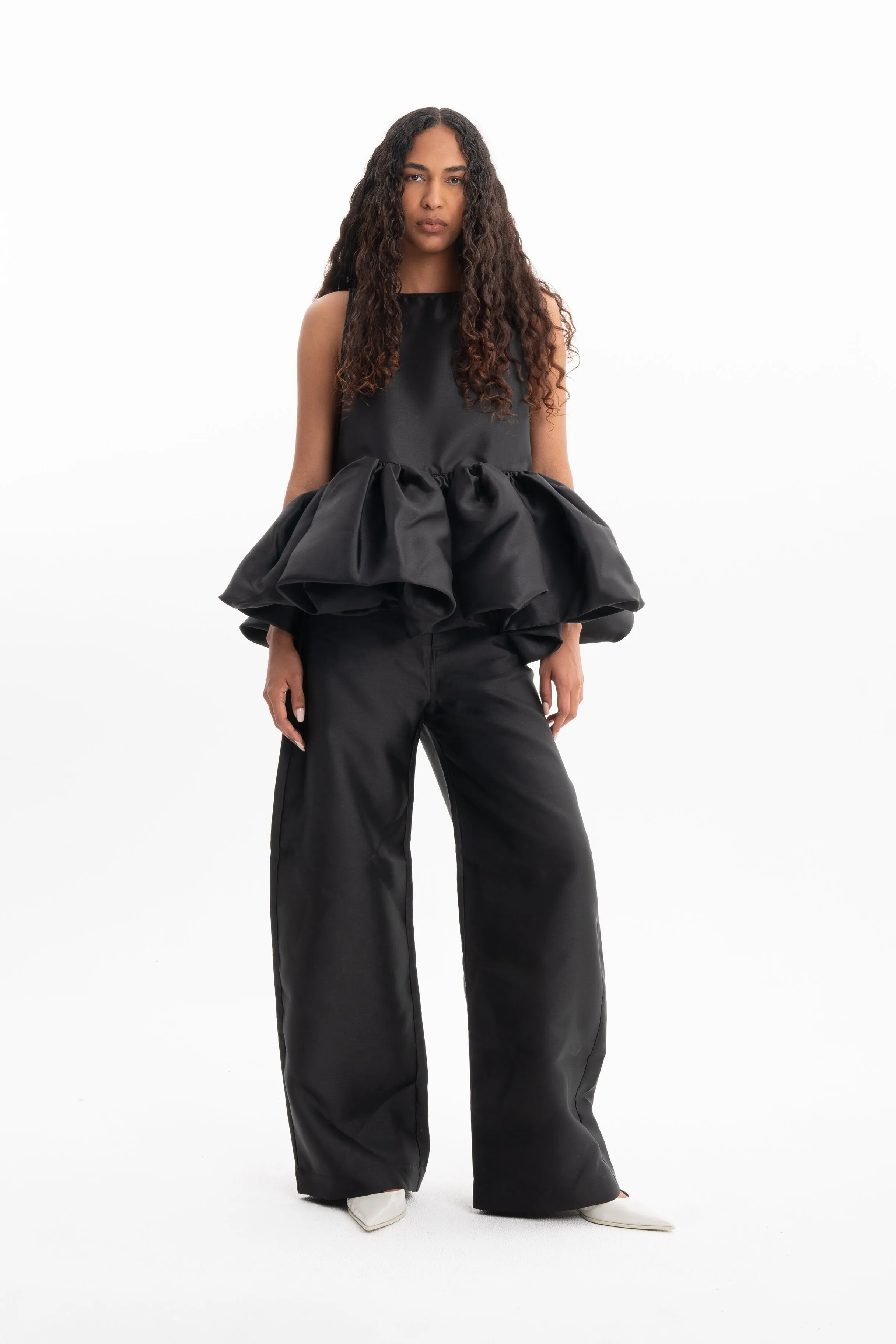 BLACK SLEEVELESS PUFF HEM TOP