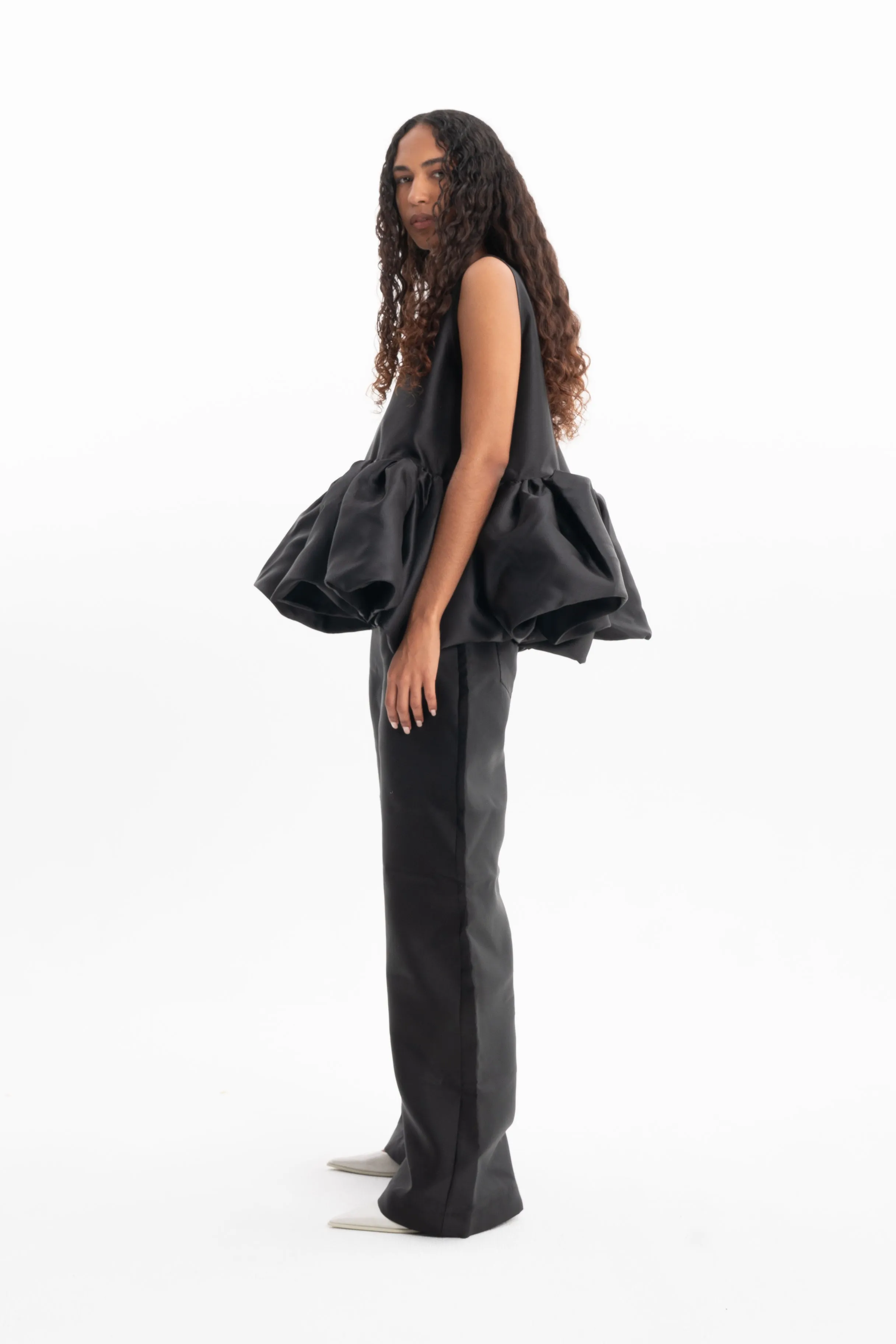 BLACK SLEEVELESS PUFF HEM TOP