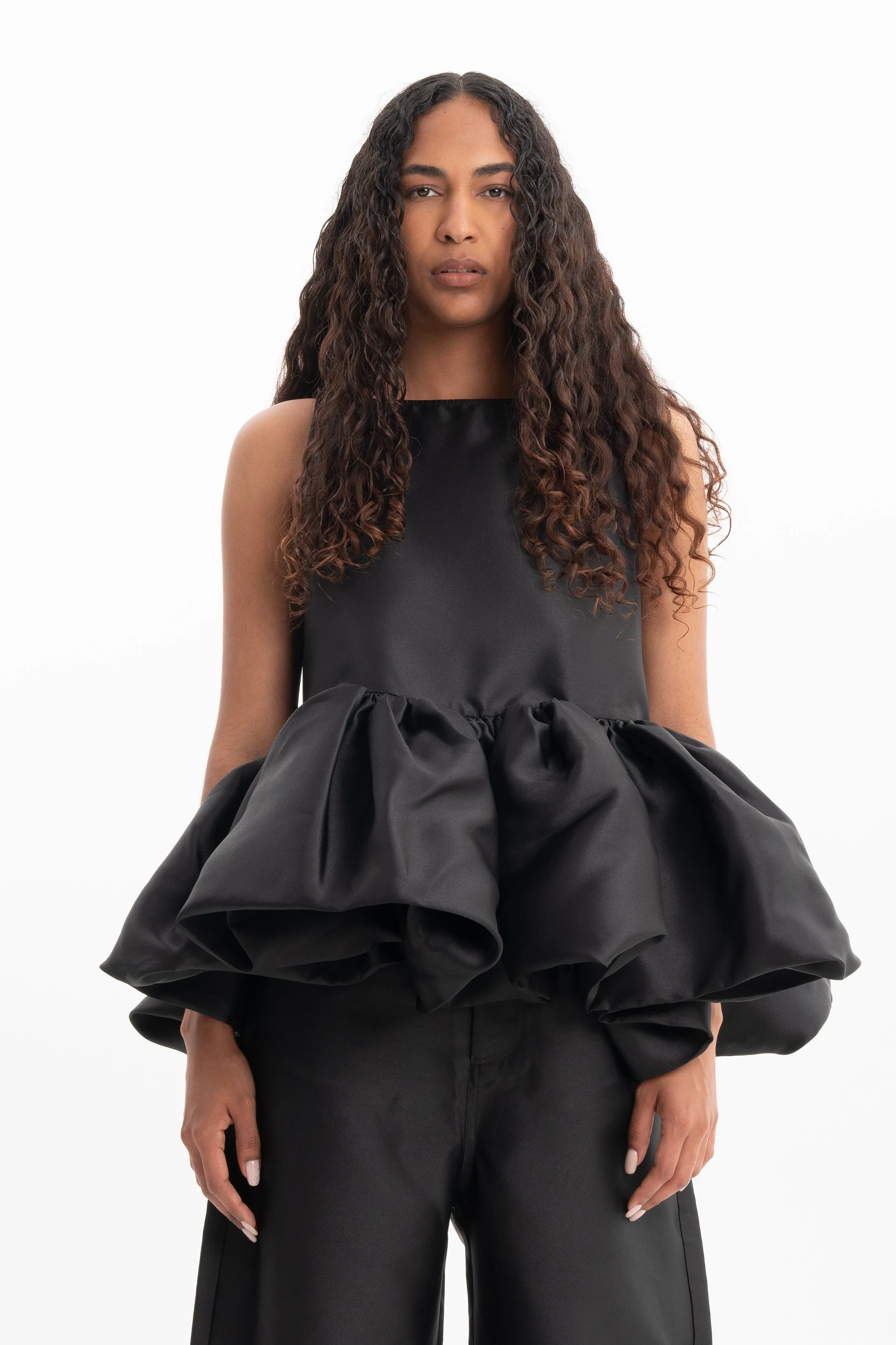 BLACK SLEEVELESS PUFF HEM TOP