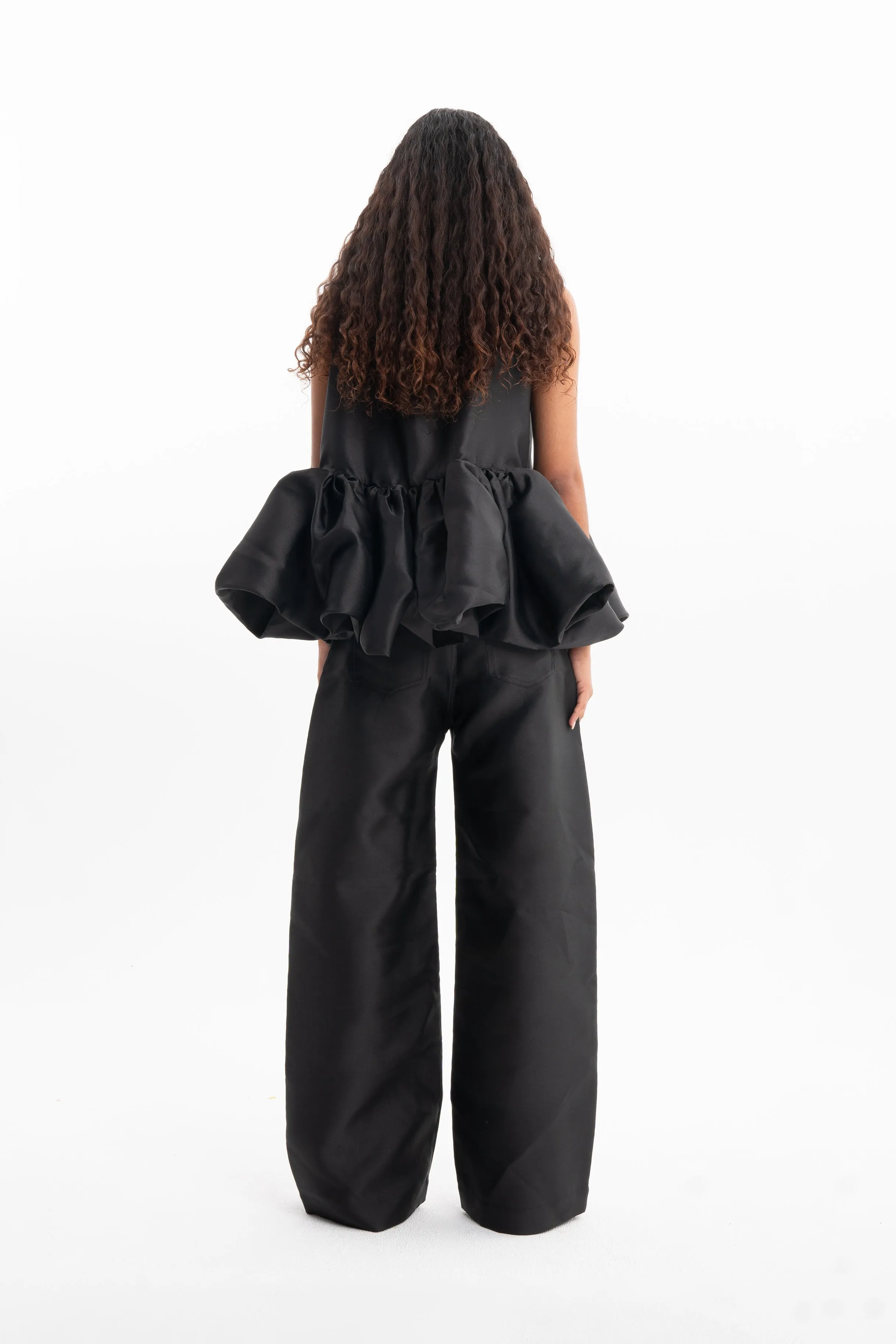 BLACK SLEEVELESS PUFF HEM TOP