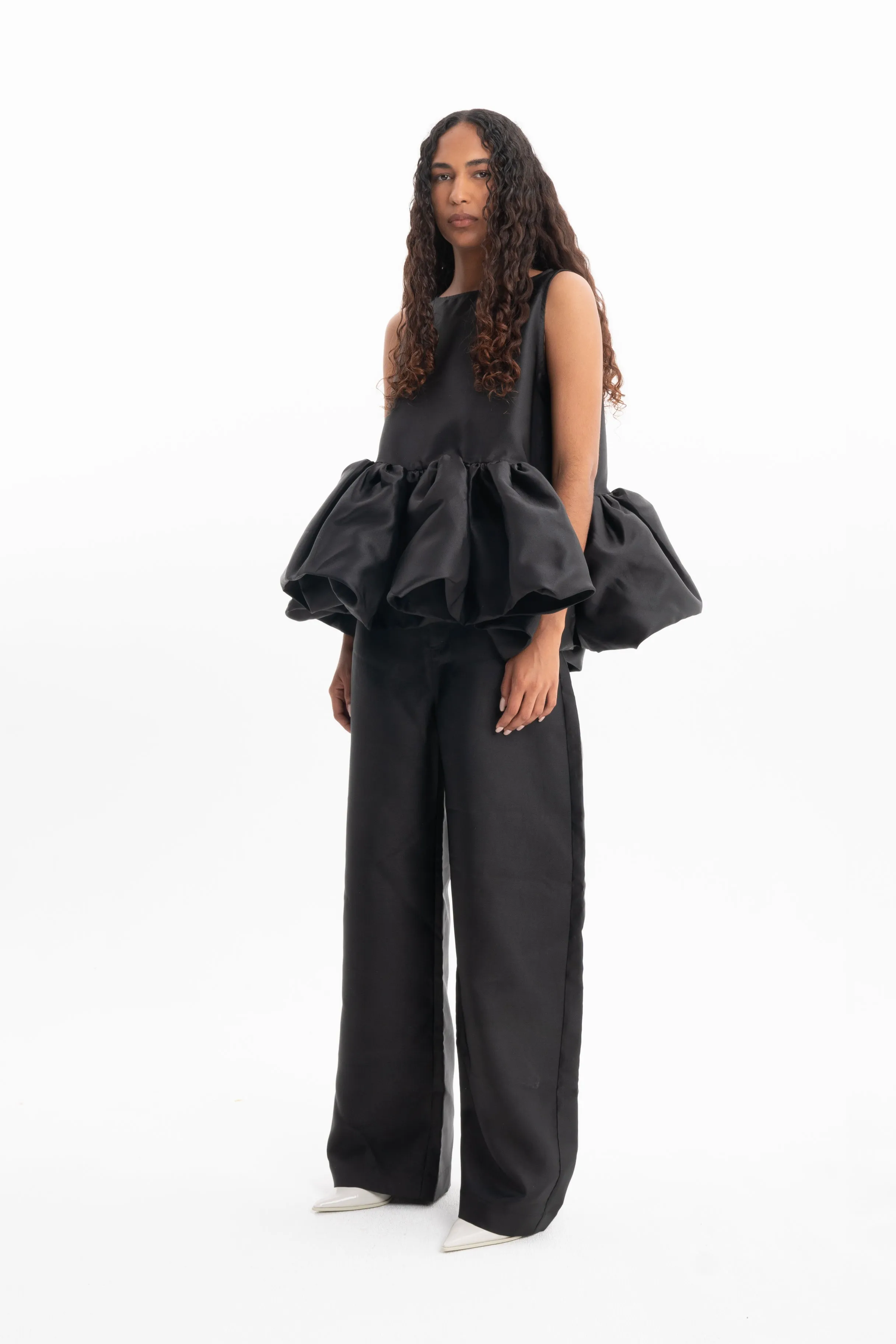 BLACK SLEEVELESS PUFF HEM TOP
