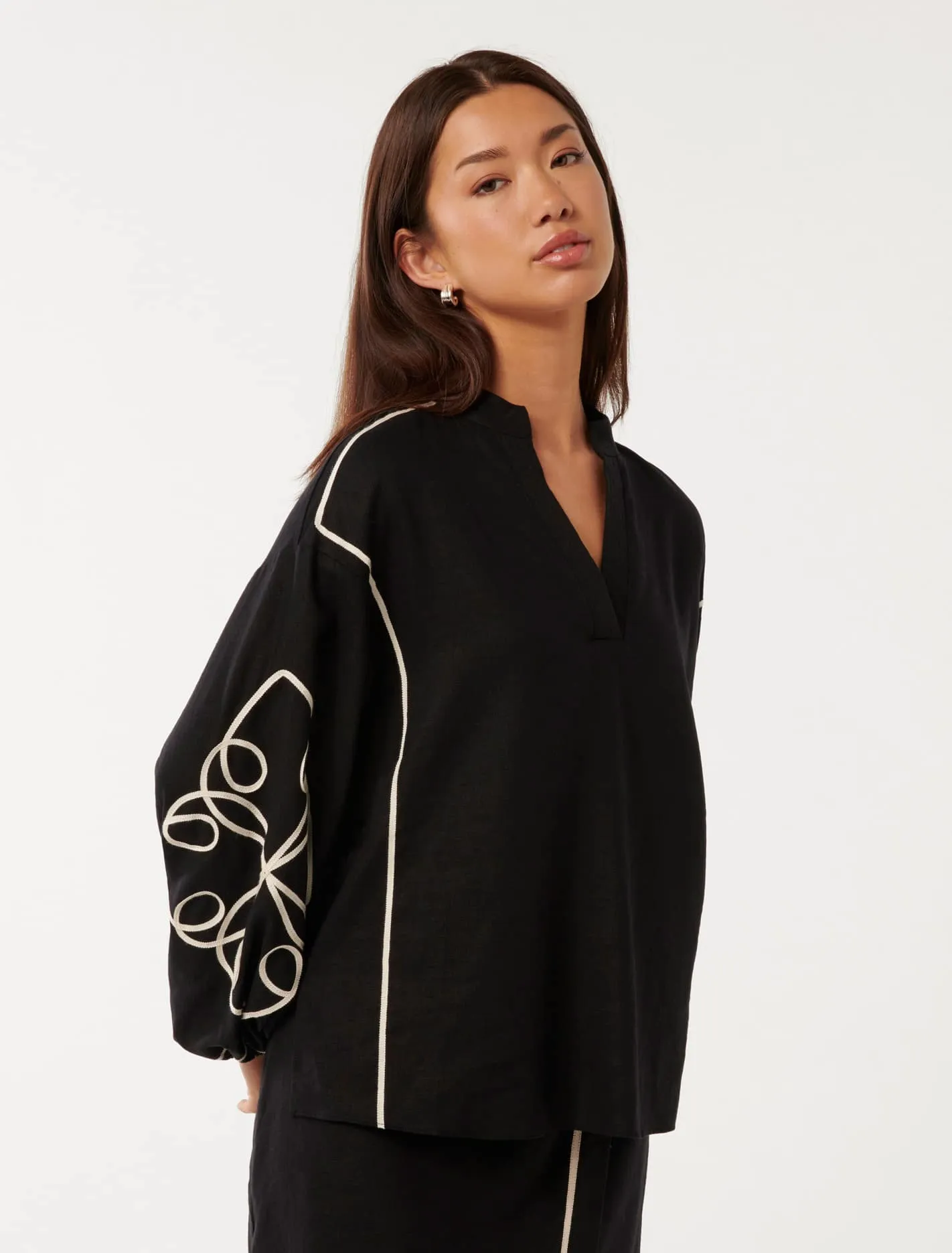 Claude Applique Detail Top